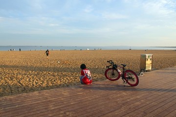 海邊女人背影