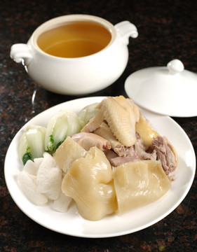 竹笙花膠燉雞湯