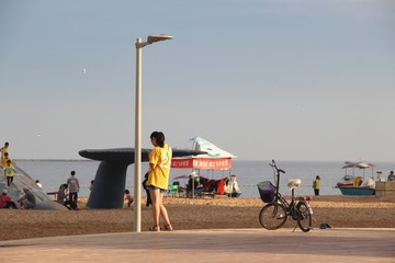 海邊女人背影