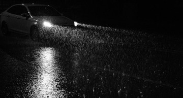 汽車小車車燈雨景