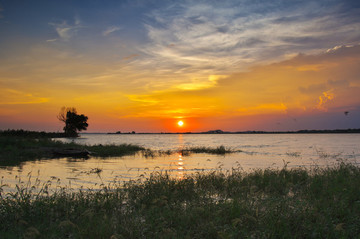 盛夏湖邊日落夕陽(yáng)