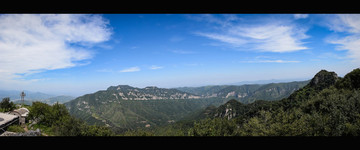 藍天白云和群山風景