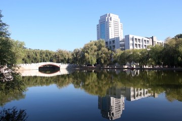 燕山大學