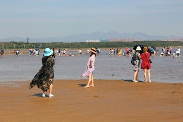 海邊照相的女人