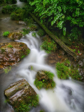 小溪流水