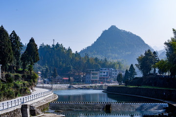 山谷溪流