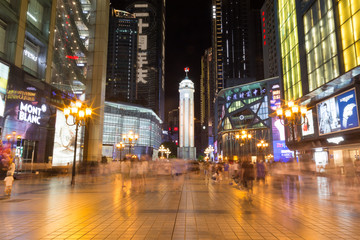 重慶解放碑夜景和穿梭的人群