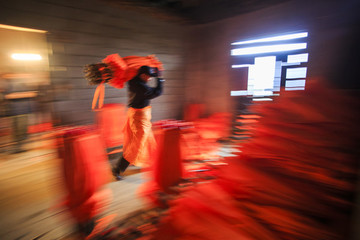 安徽,涇縣,孤峰村,油布傘,傳統(tǒng),工匠,手藝,老人,制作,色彩,橙色