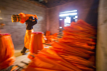安徽,涇縣,孤峰村,油布傘,傳統(tǒng),工匠,手藝,老人,制作,色彩,橙色