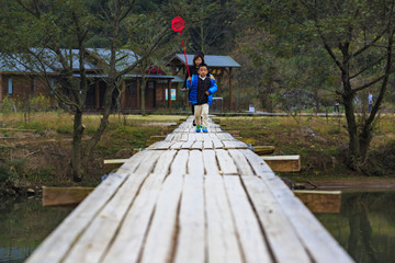 浙江,紹興,新昌,穿巖十九峰,丹霞地貌,山峰,山水,木橋,游客