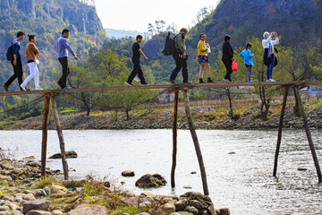 浙江,紹興,新昌,穿巖十九峰,丹霞地貌,山峰,山水,木橋,游客