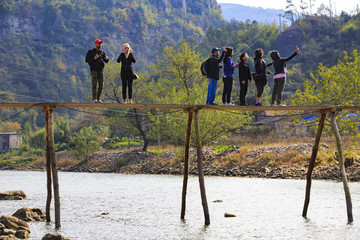 浙江,紹興,新昌,穿巖十九峰,丹霞地貌,山峰,山水,木橋,游客