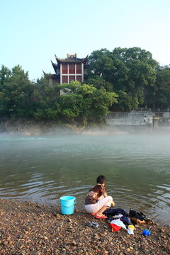 河邊洗衣服