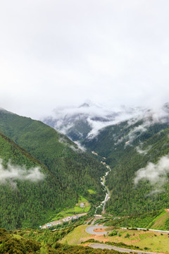 甘孜稻城亞丁風(fēng)景區(qū)雪山云霧