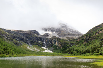 稻城亞丁洛絨牛場雪山湖泊草甸