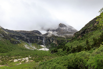 稻城亞丁草甸雪山瀑布云霧