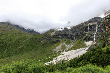 稻城亞丁森林草甸雪山瀑布云霧