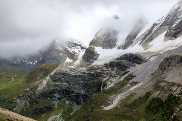 甘孜稻城亞丁雪山草甸云霧