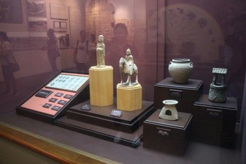 文物北朝風帽俑和武士騎馬俑