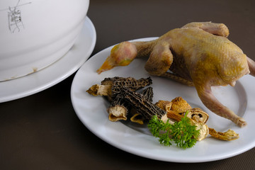 乳鴿野菌湯