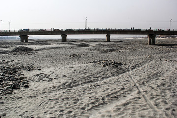和田河挖玉石