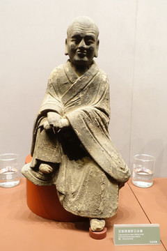 明代泥塑騎鹿羅漢坐像