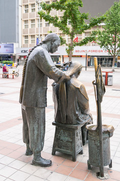 北京城市雕塑清代剃頭雕塑