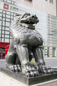 銀泰中心的銅獅子