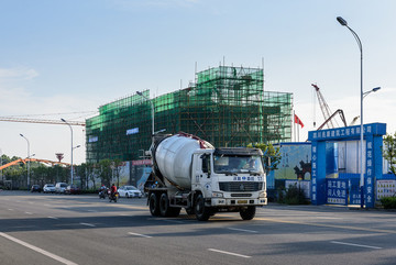 建筑工地水泥攪拌車