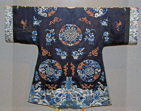 石青緞三藍(lán)打籽繡平金團(tuán)花斜襟襖