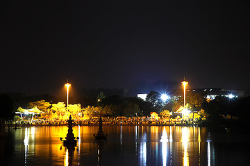 夜幕下的城市