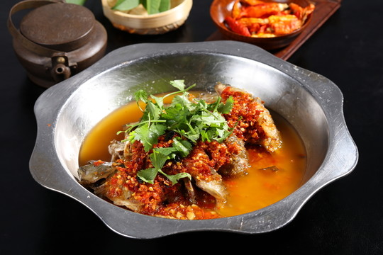 豆辣蒸荷花魚