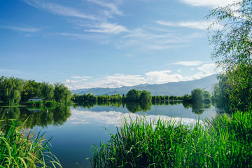 藍(lán)天湖泊