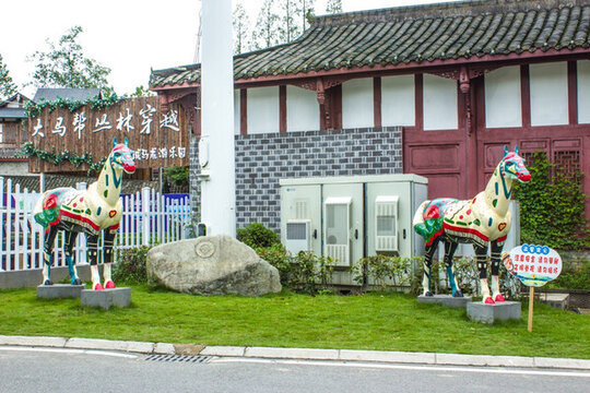 彩色馬雕塑