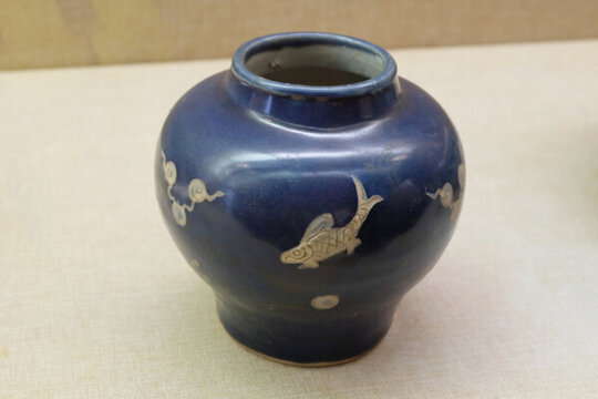 景德鎮(zhèn)窯藍(lán)釉魚紋罐