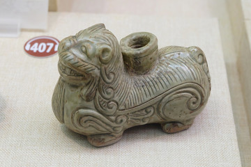 青釉臥獸水注