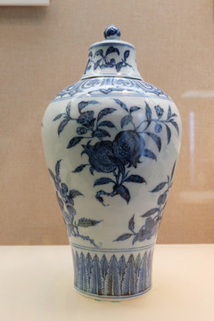 景德鎮(zhèn)官窯青花帶蓋梅瓶