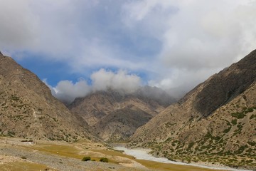 云霧中的山峰