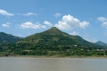 三峽水庫晴朗多云藍色的天空