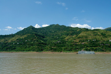 三峽水庫晴朗多云藍色的天空