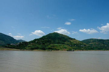 三峽水庫晴朗多云藍色的天空