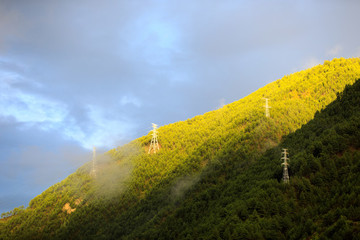 川西風(fēng)光甘孜理塘森林輸電塔云霧