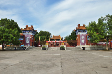 當(dāng)陽(yáng)關(guān)陵大門