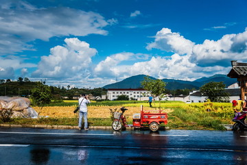 晚霞拖拉機(jī)藍(lán)天
