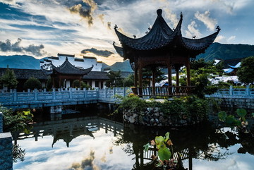 晚霞亭臺(tái)水面