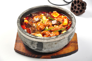 鴨血燜肥腸