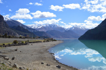 雪山湖泊