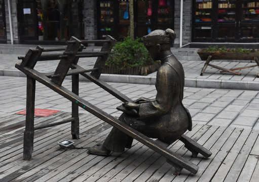 土家族織布場(chǎng)景雕塑