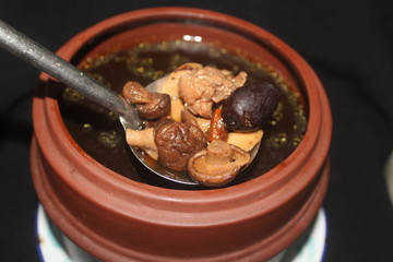 沙罐藥膳雞湯