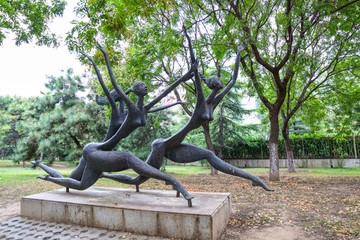 北京城市雕塑在陽光下